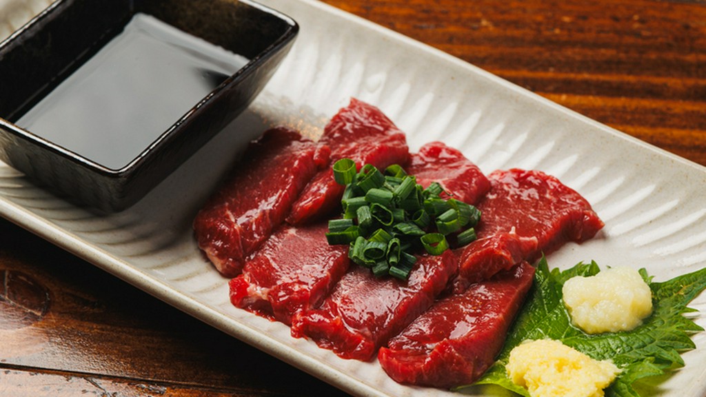 甘みある九州醤油が馬肉の味を引き立てる『熊本産馬刺し』