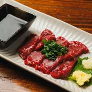 しっとりとした口当たりと、噛むほどに広がる馬肉本来の旨み。馬肉との相性を吟味して選んだ九州醤油。生姜やにんにくを添えることで、素材の魅力をより深く楽しめる一皿です。