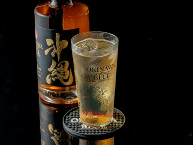 華やかな香りが弾ける、新樽熟成ライスウイスキー『OKINAWA ISLAND BLUE　43％alc./val』