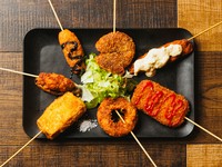 地元で親しまれる特有の具材をサクサクの衣に閉じ込めた『串カツ』