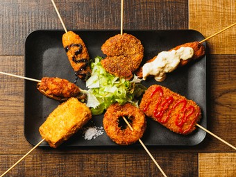 地元で親しまれる特有の具材をサクサクの衣に閉じ込めた『串カツ』