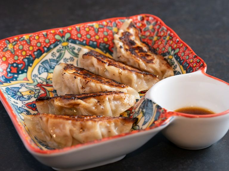 沖縄県産のあぐー豚を贅沢に使い、こだわりを包み込んだ餃子『Agu dumplings』