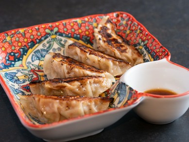 沖縄県産のあぐー豚を贅沢に使い、こだわりを包み込んだ餃子『Agu dumplings』