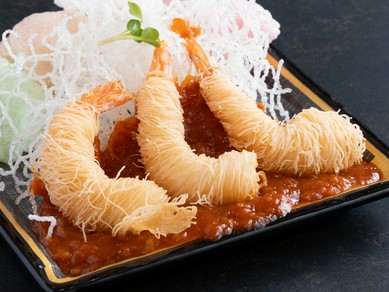 エビにカダイフを巻き付けて香ばしく揚げた、新鮮な食感が魅力『Delicious shrimp chili』