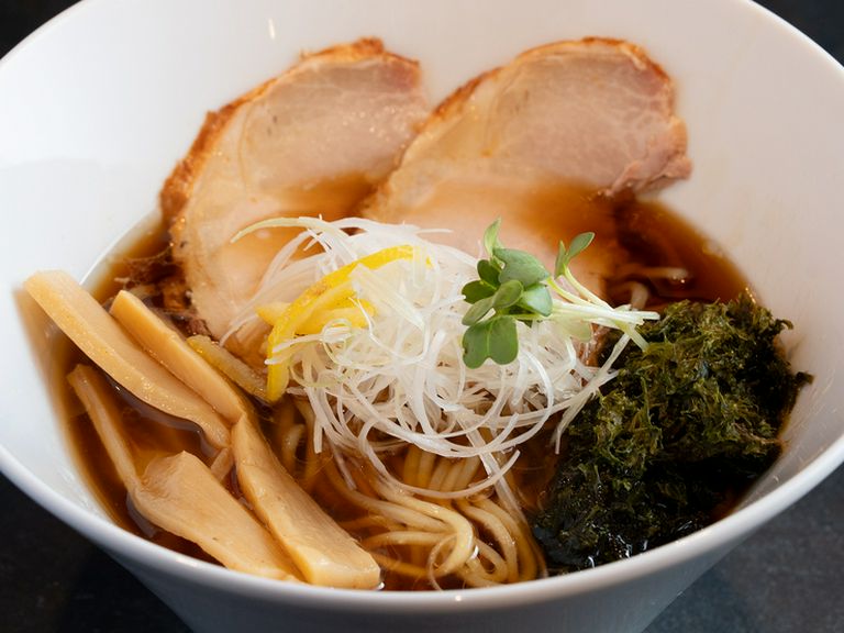 全国から取り寄せた醤油をブレンドし、鶏ガラと野菜を煮込んだスープが絶品『Suzaku Ramen』