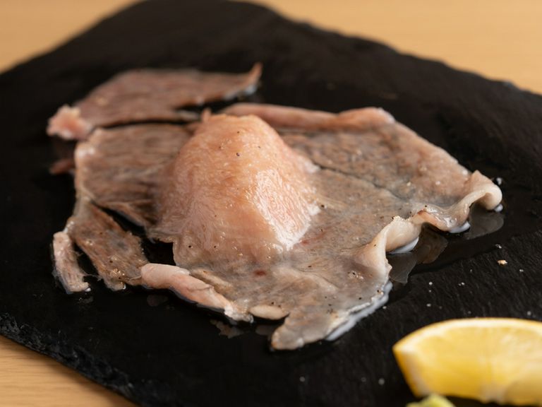 香ばしさと旨みが広がる贅沢な一貫『炙り和牛寿司』