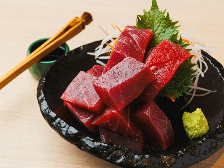 艶やかな赤身を大胆なカットで仕立てた『豪快！生まぐろブツ盛り』