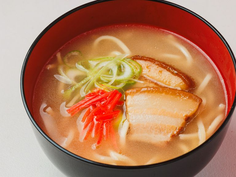 深いコクとやさしい味わいが広がる『沖縄そば』