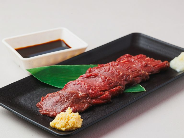 一口食べれば納得、目当てに訪れる人が絶えない『馬刺し』