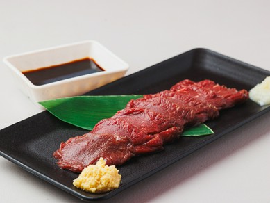 一口食べれば納得、目当てに訪れる人が絶えない『馬刺し』