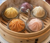 麻辣からトリュフまで、贅沢な味比べを楽しめる『五色小籠包』
