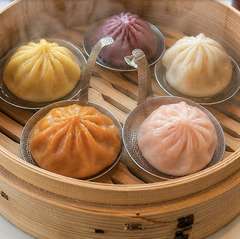 麻辣からトリュフまで、贅沢な味比べを楽しめる『五色小籠包』