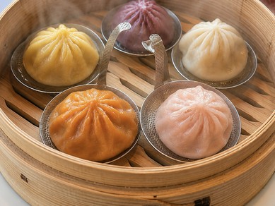 麻辣からトリュフまで、贅沢な味比べを楽しめる『五色小籠包』