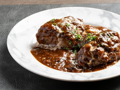 欧州の伝統料理に和の感性を重ねた、やわらかく奥深い味わい『カルボナード　“牛肉の黒ビール煮込み”』