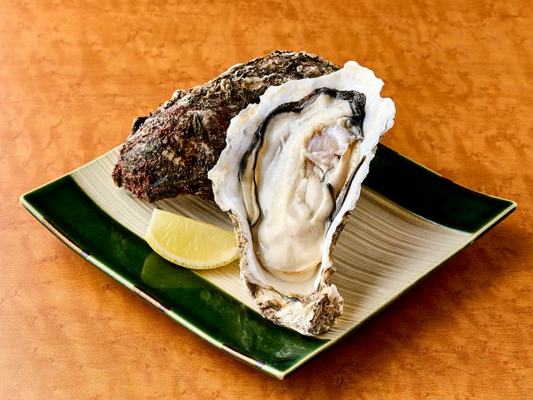 生でも焼きでもおいしい、大粒でミルキーな『宮城県産殻牡蠣』