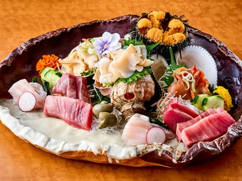 貝と魚を知り尽くした店主が絶妙な包丁技で繰り出す『お刺身』