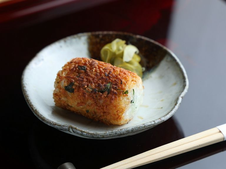 唐津焼の名窯「土平窯」の皿をはじめ、器や調度品も逸品揃い