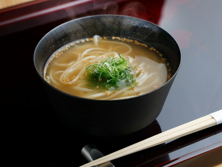 体と心にしみ入るおいしさ。〆の名作料理『鶏出汁うどん』