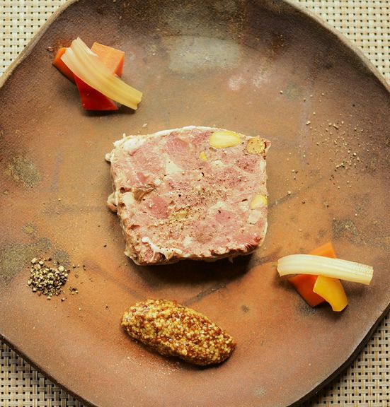 肉本来の風味豊かで繊細な味が溶け合う一皿。東広島産の鹿と猪を使用したジビエメニュー『パテドジビエ』