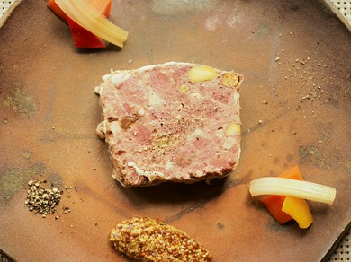 肉本来の風味豊かで繊細な味が溶け合う一皿。東広島産の鹿と猪を使用したジビエメニュー『パテドジビエ』