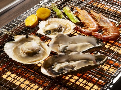 目でも香りでも楽しむ、看板メニュー『海鮮　直火焼き盛り』