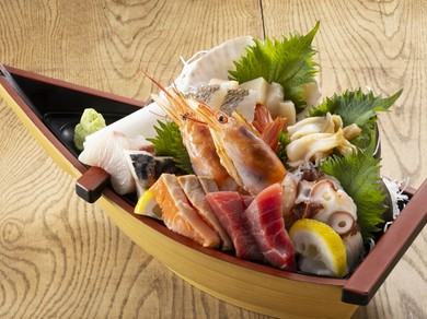 北海道の旬を、熊本の甘醤油で味わう贅沢『七福神の刺身船盛り　7種』