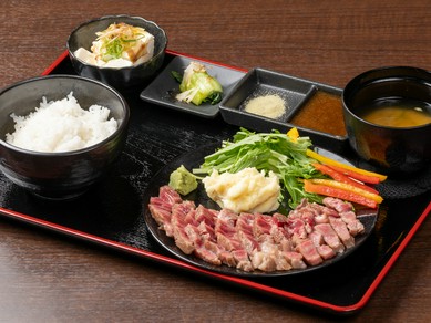 肉の魅力を最大限に活かした、白米が進む仕上がり『黒毛和牛サーロインステーキ定食』