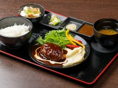 溢れる肉汁と深い旨み、口いっぱいに広がるふんわり食感『黒毛和牛ハンバーグ定食』