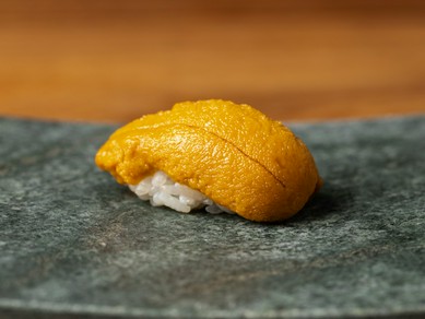 記憶に焼き付く一貫！最高級生ウニを堪能できる『ウニの握り』