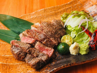 炭火で旨みを凝縮。とろける味わいの『山城牛サーロインステーキ』
