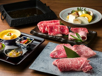 王道から希少部位まで、部位ごとの味の違いを楽しめる『華（肉／約290g）』