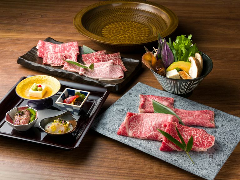 熊本あか牛の旨みをしゃぶしゃぶで。ポン酢と特製ゴマペーストのたれで味わう『霞（肉／約240g）』