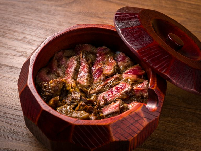 ランチタイムの贅沢に。味の変化が楽しい『「極」本日のあか牛・しぐれ煮（肉／約100g）』