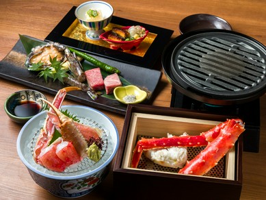 たらばとずわいの食べ比べに黒毛和牛まで。かにの魅力を味わい尽くすフルコース『翡翠』