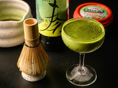 丁寧に抹茶を点ててつくる『抹茶ティラミスのカクテル』