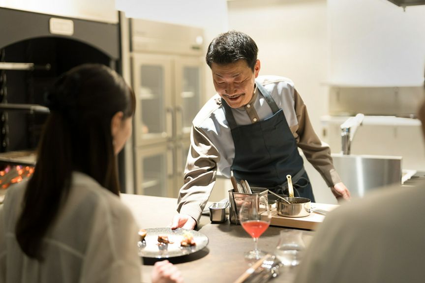 料理人の調理技や炭火焼きの臨場感を間近に心躍る食体験が叶う！