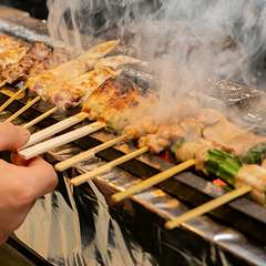 一本ずつ丁寧に炭火で焼き上げる、人気の串焼