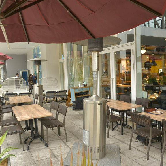 テラス席は開放感たっぷり、貸切もOK