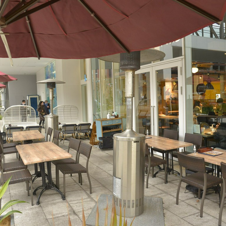 テラス席は開放感たっぷり、貸切もOK