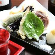 おすすめの食材や旬野菜を使用した天ぷらの盛り合わせ。サクッとした食感と共に広がる素材の味を楽しめます。天つゆや塩をつけてどうぞ。