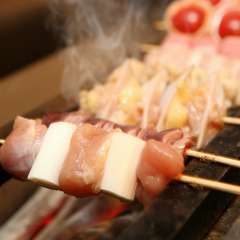 香ばしく、ジューシーに焼き上げた串焼きにお酒も進む！『串焼き盛り合わせ』