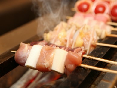 香ばしく、ジューシーに焼き上げた串焼きにお酒も進む！『串焼き盛り合わせ』