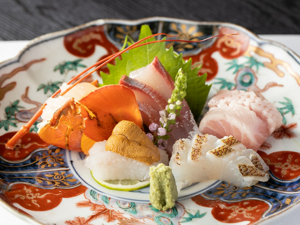 天然ものにこだわる全国の旬魚をたっぷりと『本日のお造り』