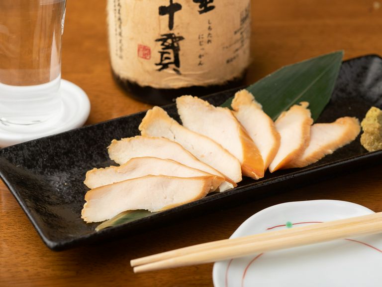 独自配合のスモークチップでじっくり燻した『鶏の燻製』