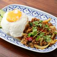 鶏肉のバジル炒めライスの『ガパオ』。鶏肉を多めに使っているのが特徴で、ボリュームたっぷりに仕上げています。スパイシーな味付けも人気です。