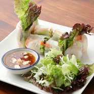 海老とたっぷりの新鮮野菜を、注文が入ってからその場でつくります。ヘルシーながらも満足度の高い一品。