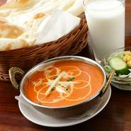 たくさんのスパイスをじっくり煮込み、生クリームやバター、ヨーグルトをたっぷり加えることでマイルドかつコクのある味わいに。人気の一品です。