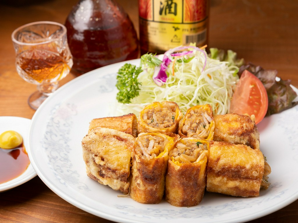 たっぷりの具材を包む薄焼き卵が香ばしい『春巻』