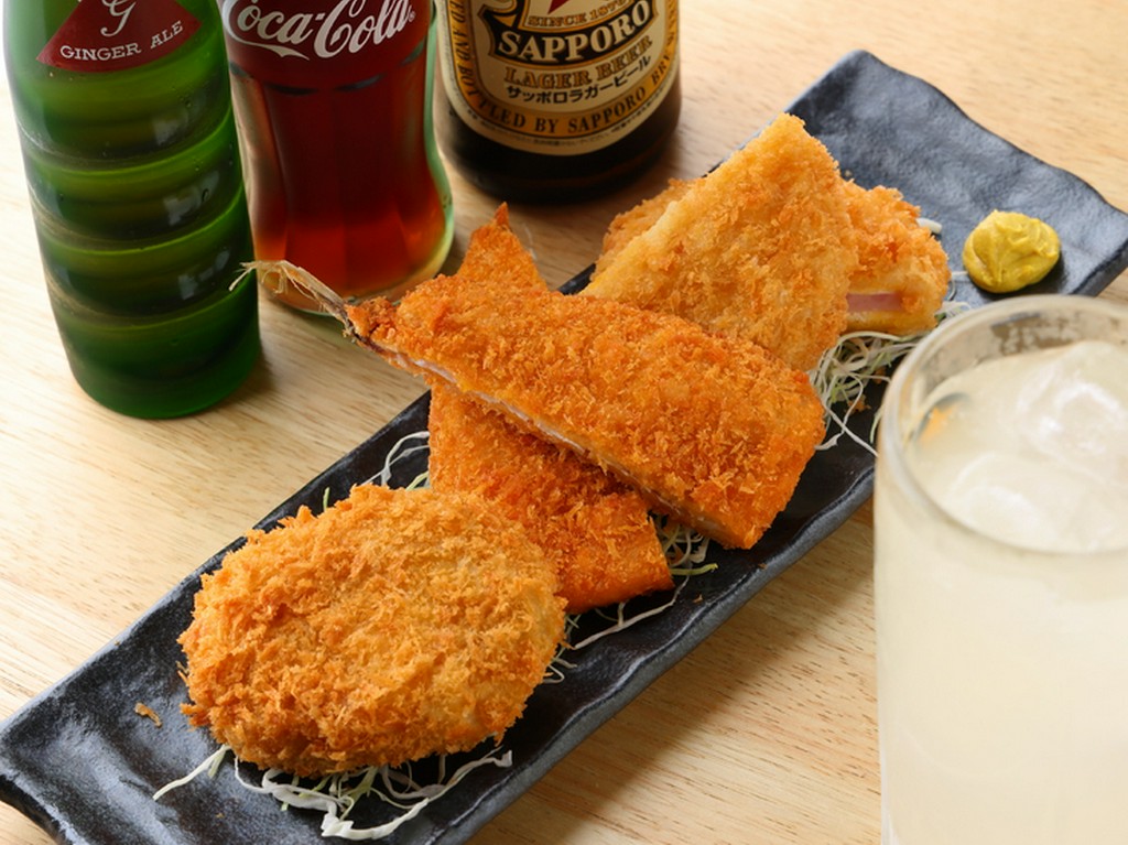 バラエティ豊かなメニューがそろう『揚げ物三種盛り』