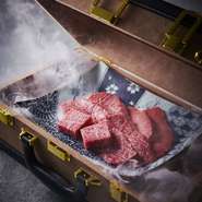 ケースを開くと立ち込める煙と共に姿を現す厳選部位。思わずカメラに収めたくなるような、提供時の演出にもこだわった贅沢な盛り合わせです